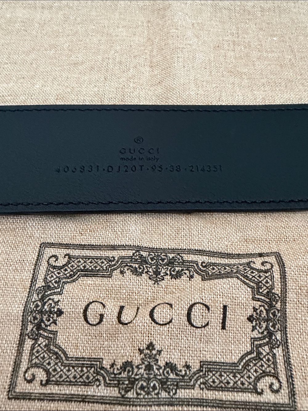 Gucci Black Leather Belt with Gold Double G Buckle - Picture 3 of 3